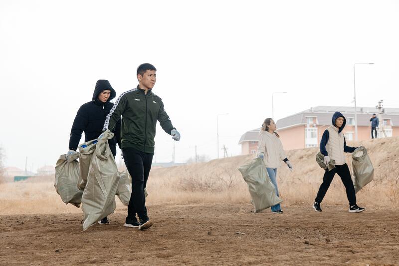 В Атырау прошёл субботник «Чистый берег»