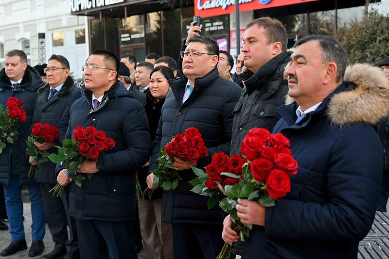 Делегация области Абай посетил памятник Шокана Уалиханова и мемориальную доску Кемеля Токаева в Омске