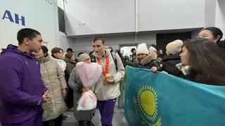 С шашу, цветами и объятиями: в Караганде встретили героев Параазиатских игр