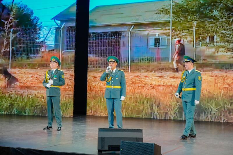 «Защита Родины — дело настоящих мужчин!»: в Астане проводили в армию очередную группу молодых людей