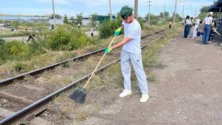 «Таза Қазақстан»: жители Темиртау собирали пластик и наводили порядок на городском  пляже