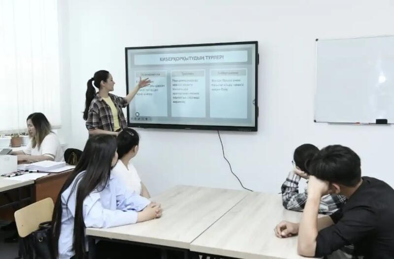 Мошенники, соцсети и цифровая гигиена: в колледже Астаны рассказали, как защитить себя в сети