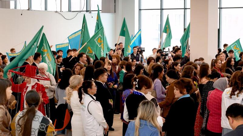 Масштабную акцию в поддержку новой Конституции накануне 8 марта провели в Астане