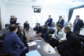 Аким Мангистауской области Нурдаулет Килыбай встретил родственников погибших в дорожной аварии, выразив свои соболезнования