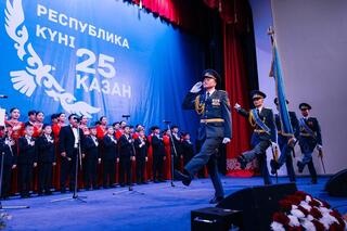 Аким Атырауской области Серик Шапкенов в канун Дня Республики вручил государственные награды