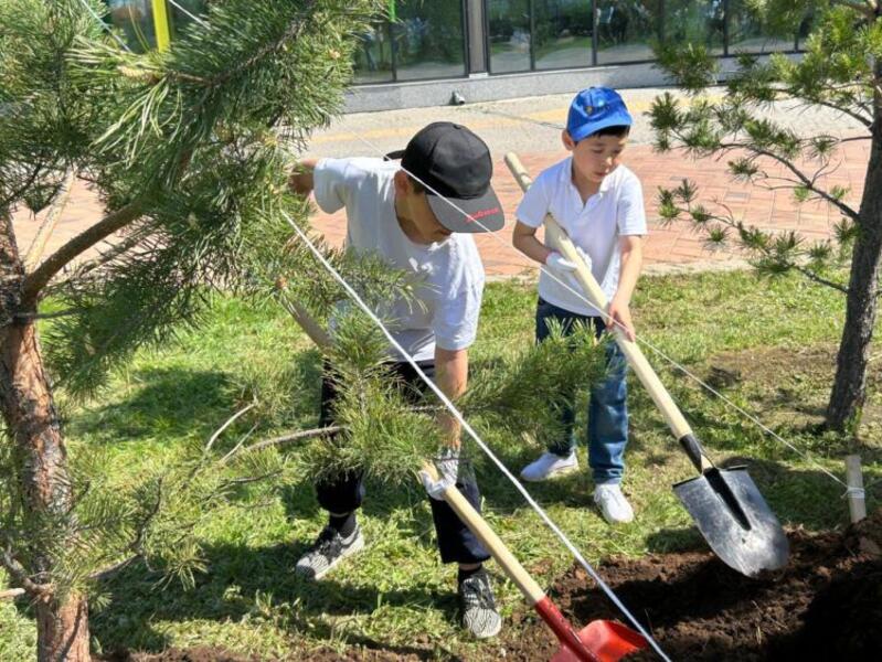 День семьи: в столице провели акцию по посадке деревьев