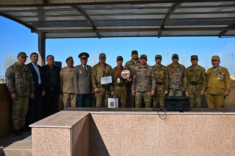 В Астане 140 военнослужащих простились с Боевым знаменем, 20 из них продолжат службу по контракту