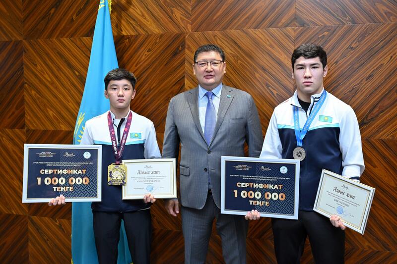 Аким области встретился с призерами чемпионата мира по греко-римской борьбе