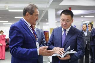 Аким Павлодарской области Асаин Байханов поздравил Торайгыров университет с 65-летием