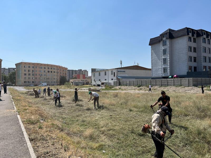 «Таза Қазақстан»: жамбылская молодежь очистила территорию детской областной больницы