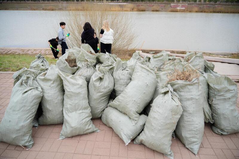 «Таза Қазақстан»: столичная молодежь провела экоакцию на набережной Есиля