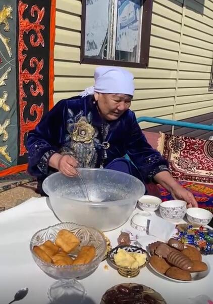 78-летняя жительница Астаны устроила праздник для всех во дворе на Наурыз