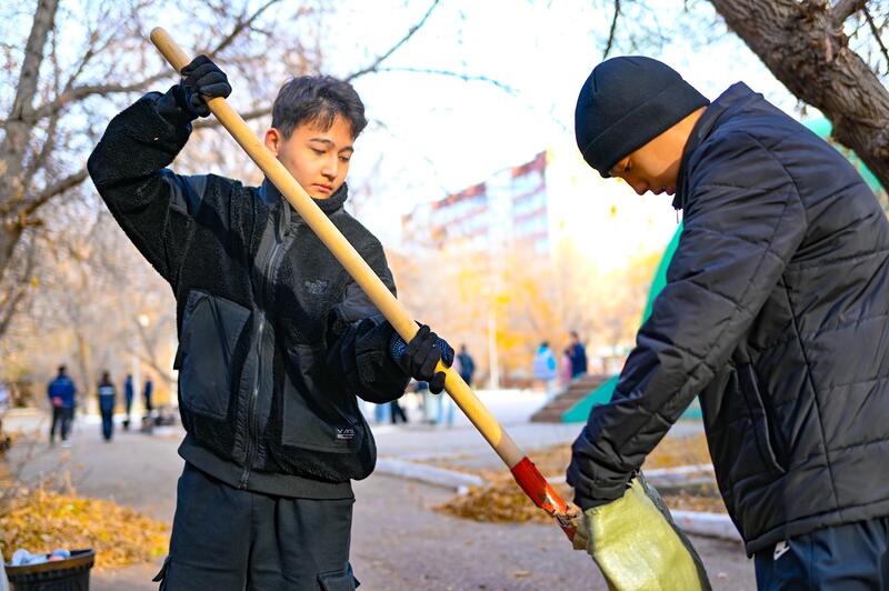 Таза Қазақстан: актюбинские экоактивисты очистили парк «Ретро»