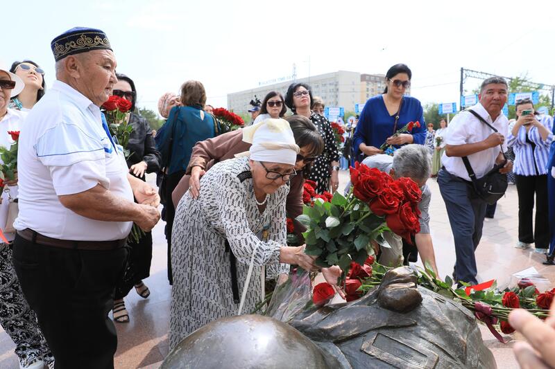 В Актобе почтили память Героя Советского Союза Алии Молдагуловой