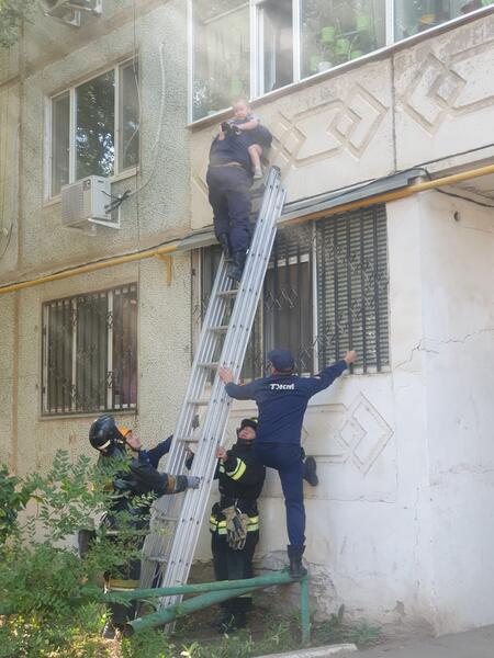 Огнеборцы Актюбинской области спасли и эвакуировали 25 человек при пожаре