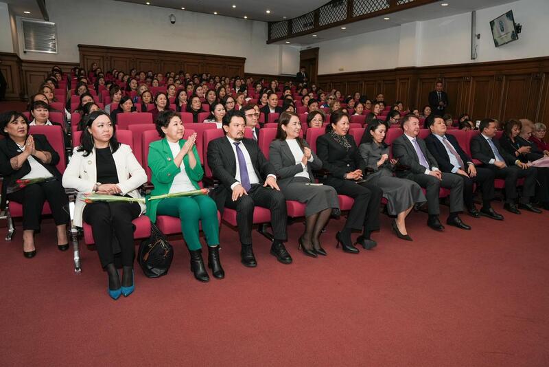 Министр юстиции Республики Казахстан Ерлан Сарсембаев поздравил всех представительниц прекрасного пола, работающих в органах юстиции, с праздником 8 марта – Международным женским днём