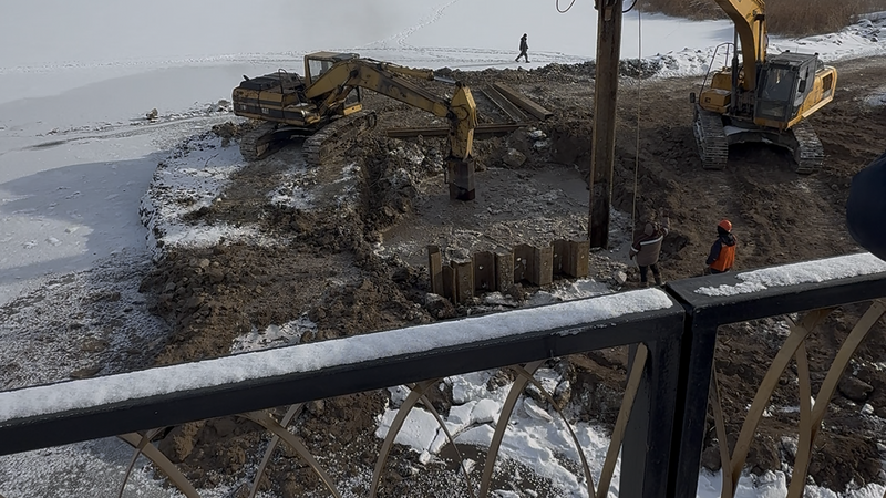Подготовка к паводку: в посёлке Г. Мустафина разбирают ставшую ненужной технологическую дорогу