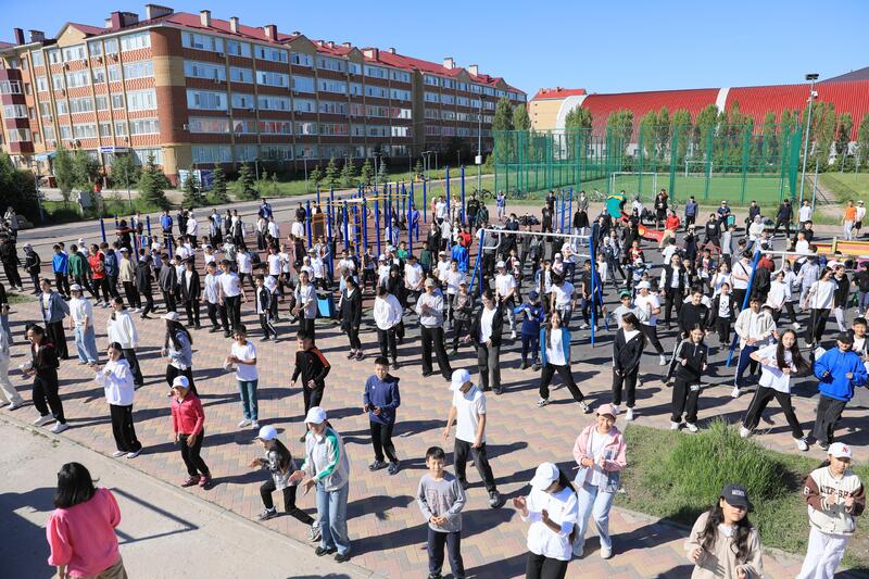 Более 200 школьников вместе сделали утреннюю зарядку