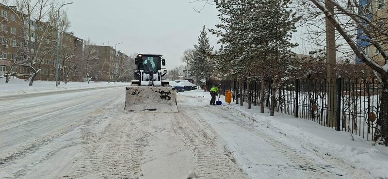 Более 3000 дорожных рабочих и свыше 1600 единиц спецтехники задействованы в снегоуборочных работах в Астане