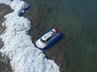 Спасатели МЧС патрулируют на озере Балхаше