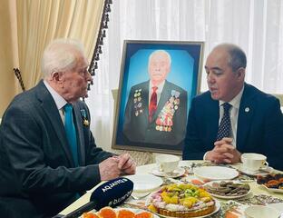 Аким ЗКО Нариман Турегалиев поздравил с Днем рождения ветерана Великой Отечественной войны Ивана Гапича, которому исполнилось 101 год