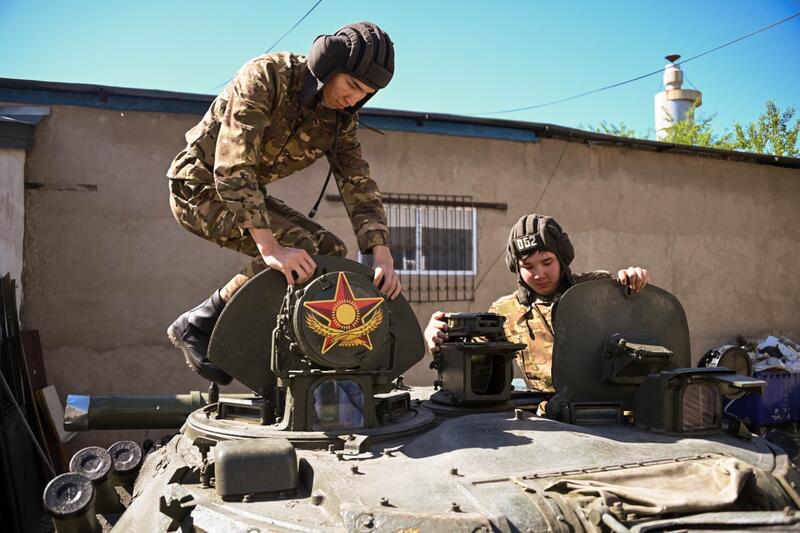 От теории к практике: более 400 студентов КазУТБ завершают военную подготовку