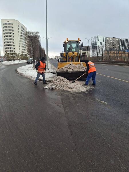 Почти 3 000 коммунальщиков задействованы в работах по уборке снега и наледи в столице