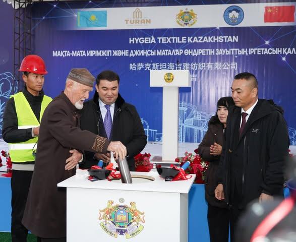 В ТУРКЕСТАНЕ ЗАЛОЖЕНА КАПСУЛА ЗАВОДА, КОТОРЫЙ БУДЕТ ПРОИЗВОДИТЬ 10 МЛН МЕТРОВ ДЖИНСОВОЙ ТКАНИ В ГОД