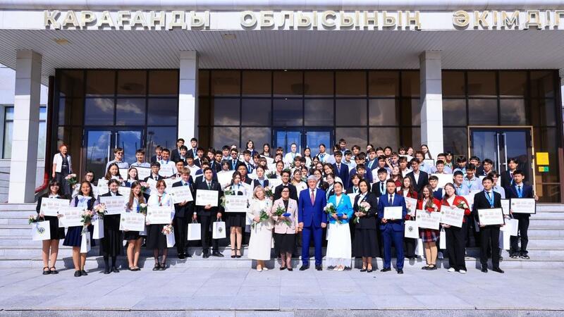 Ермаганбет Булекпаев встретился с лучшими школьниками Карагандинской области