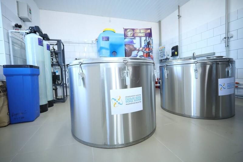 Нурдаулет Килыбай ознакомился с работой первого в Казахстане автоматизированного цеха по доению верблюдов.