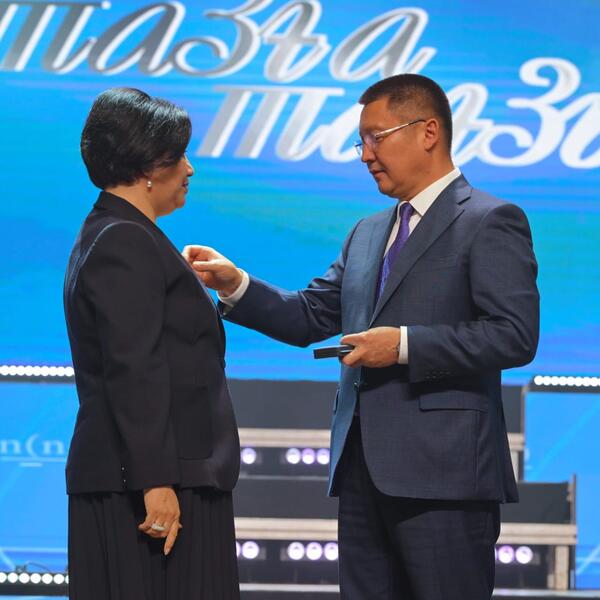 Аким Павлодарской области поздравил учителей с профессиональным праздником