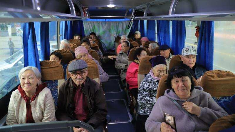 «Везите как хрустальную вазу»: Ветеранов труда Карагандинской области отправили бесплатно в санаторий