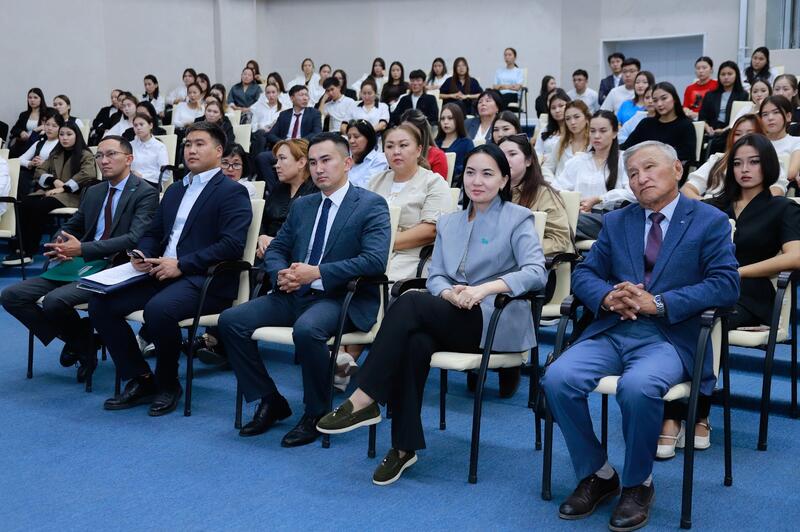 «К справедливому обществу - через честное слово»: студентам представили книгу Президента о ценностях современного Казахстана