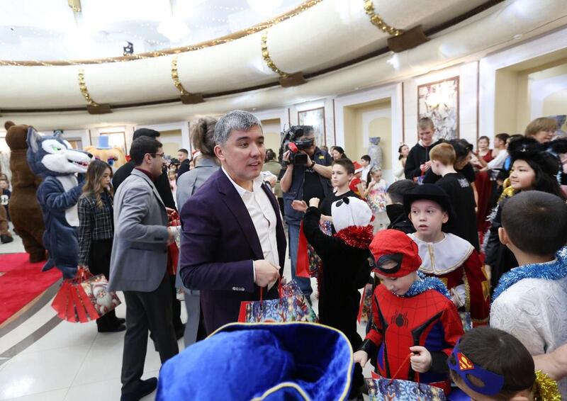 В Алматы новогодняя ёлка подарила праздник 400 воспитанникам соцучреждений