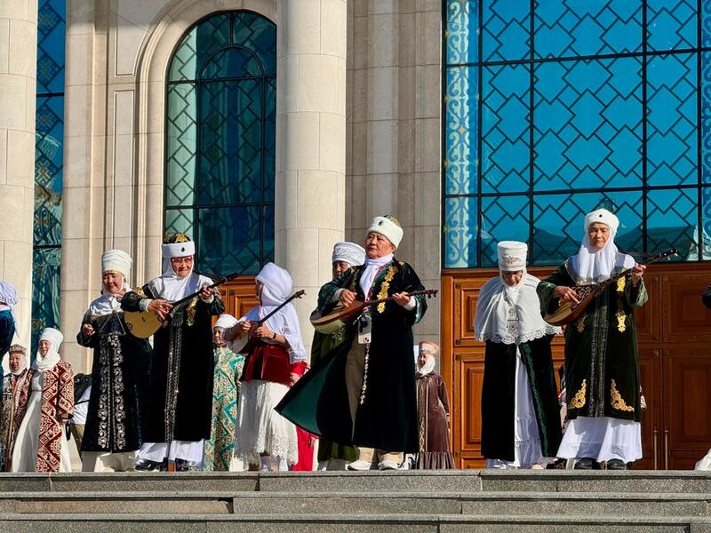 Белсенді өмір, ұлттық өнер және достық: Астанада қарттар арасында ауданаралық флешмоб өтті