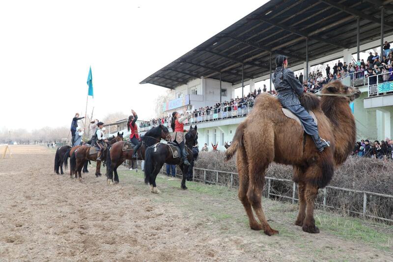 Наурыз в новом формате: праздник впервые прошел на ипподроме Алматы
