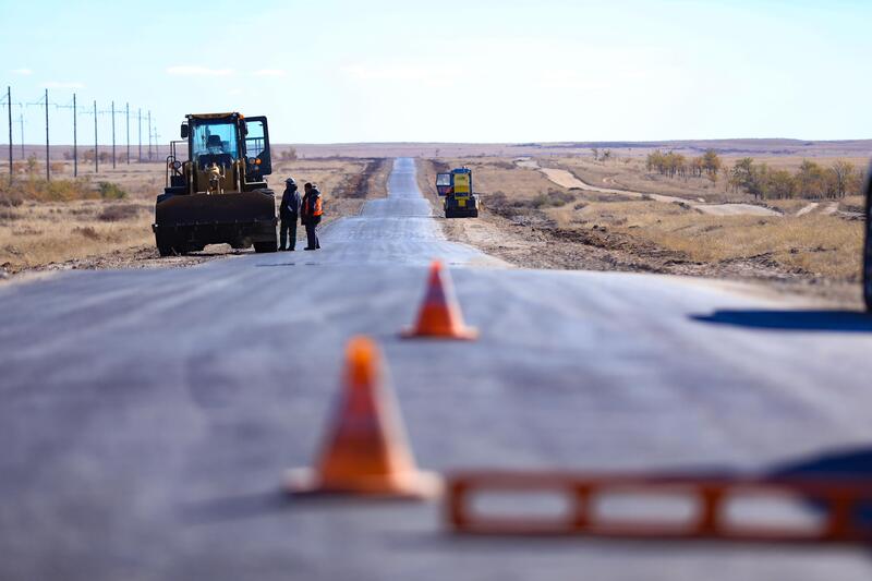 В селе Токмансай завершается ремонт дороги, к которому приступили еще в 2017 году