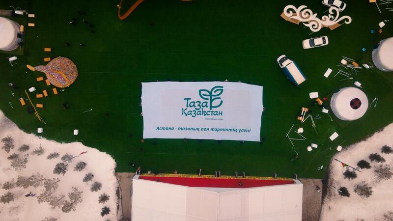В Астане развернули самый большой флаг «Таза Қазақстан» во время экоакции