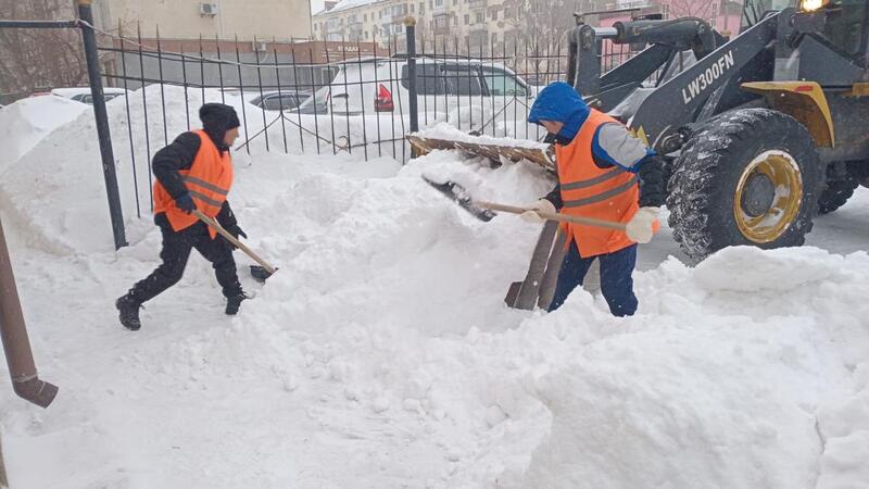 В работе по уборке снега в Астане задействованы тысячи дорожных рабочих