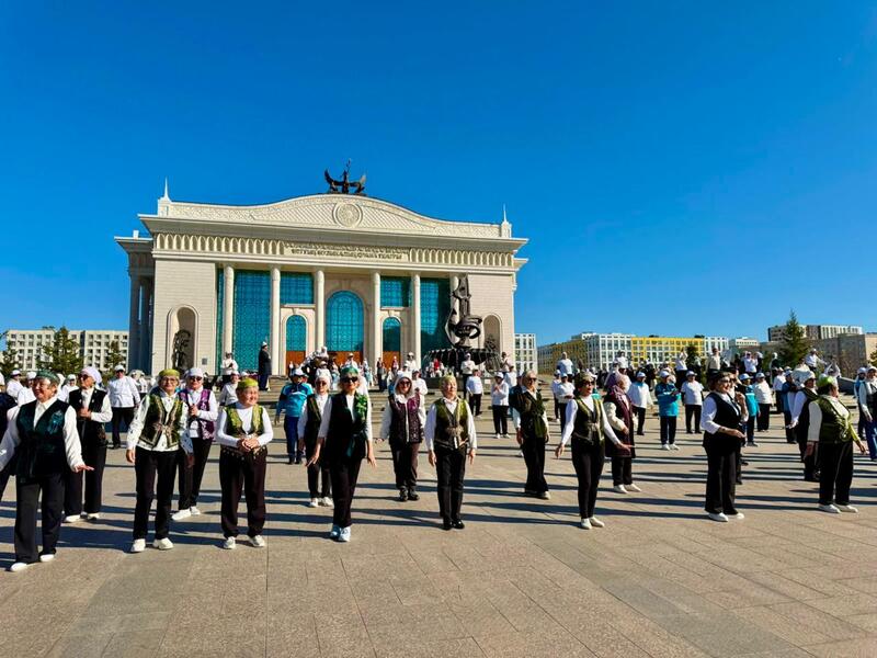 Белсенді өмір, ұлттық өнер және достық: Астанада қарттар арасында ауданаралық флешмоб өтті