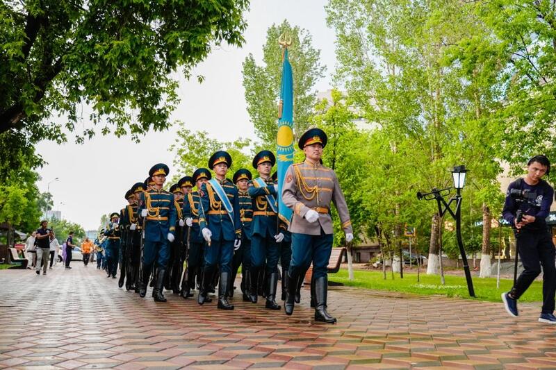 День госсимволов: торжественное шествие и концерт провели в Астане
