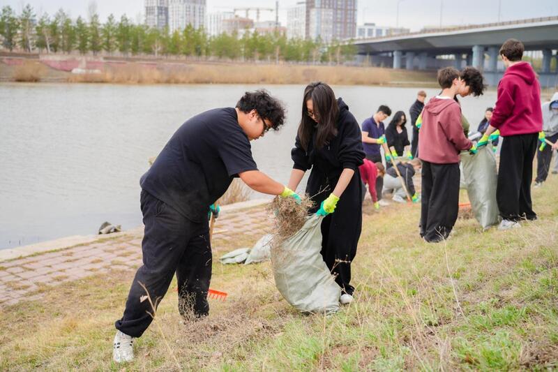 Астанчане поддержали экоинициативу: набережную Есиля очистили от мусора