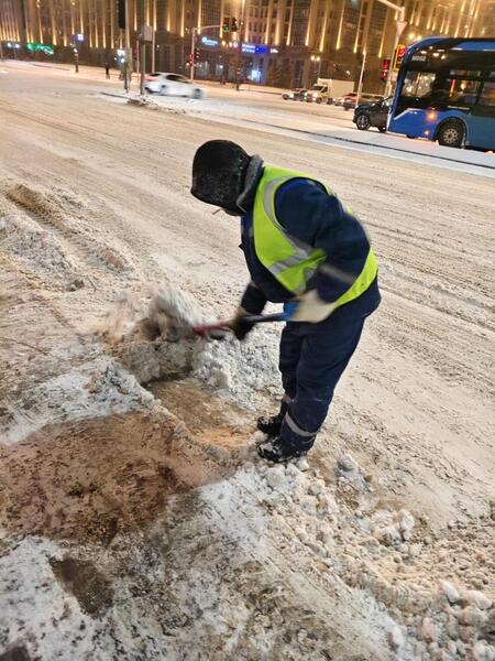 Более 1 600 единиц спецтехники задействовано в снегоуборочных работах в Астане