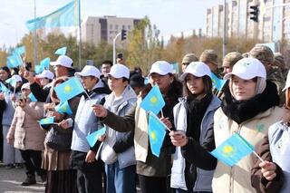 Государственный флаг в честь Дня Республики торжественно подняли в Караганде