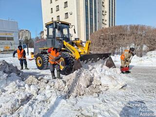 Более 2,2 тыс. дорожных рабочих вышли на уборку снега в Астане