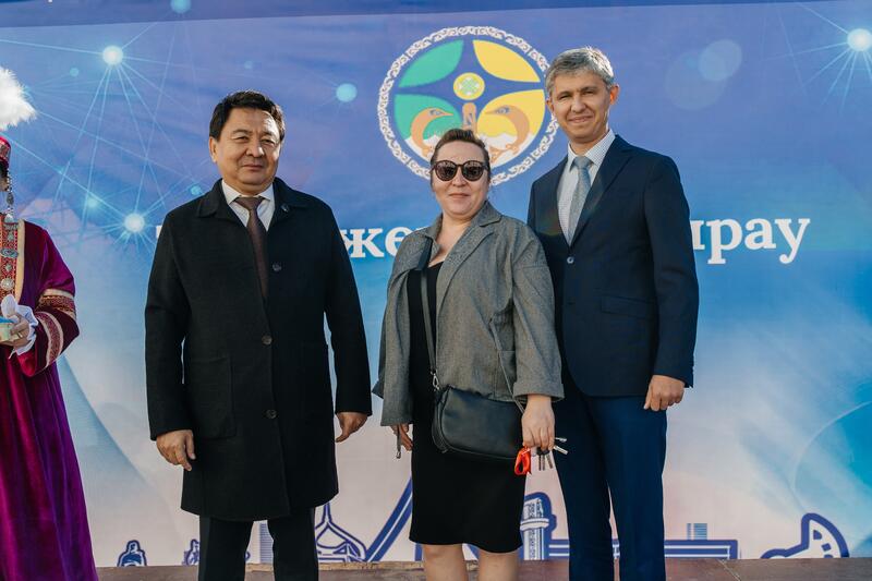 В Атырау в честь Дня города жителям аварийных домов вручили ключи от новых квартир