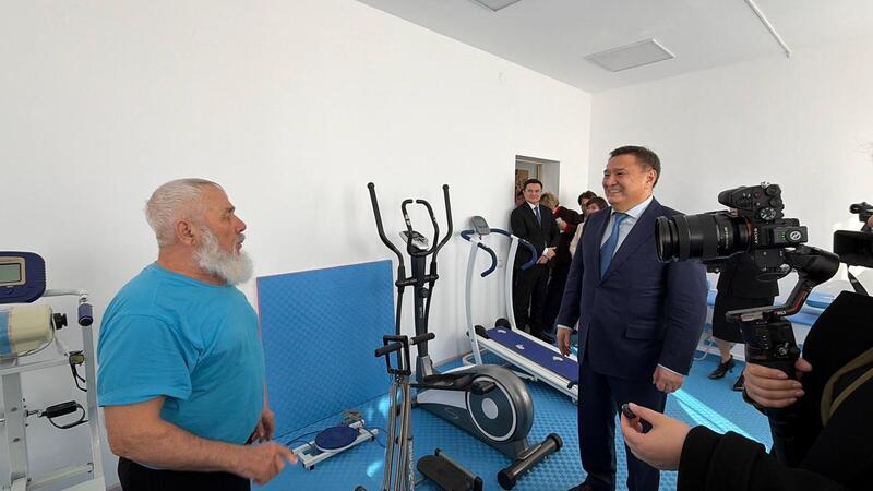 Аким области Марат Ахметжанов поздравил долгожителя в Щучинске