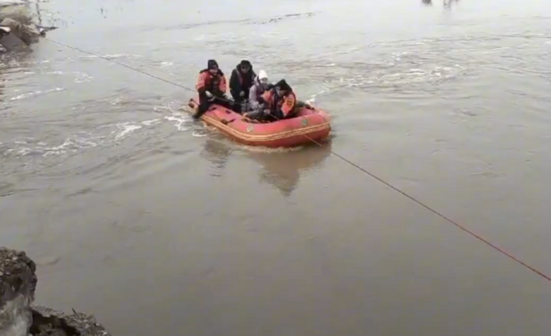 Спасатели ВКО продолжают переправлять жителей через затопленную дорогу