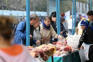 В Алматы зафиксируют цены на мясо кур и сахар