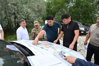 Аким города Талдыкорган Ернат Бәзіл ознакомился с ходом противопаводковых работ на реке Каратал